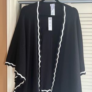 Chicos black wrap piped in white/cream NWT